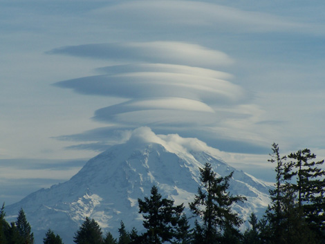 081205_rainier_cloud_011