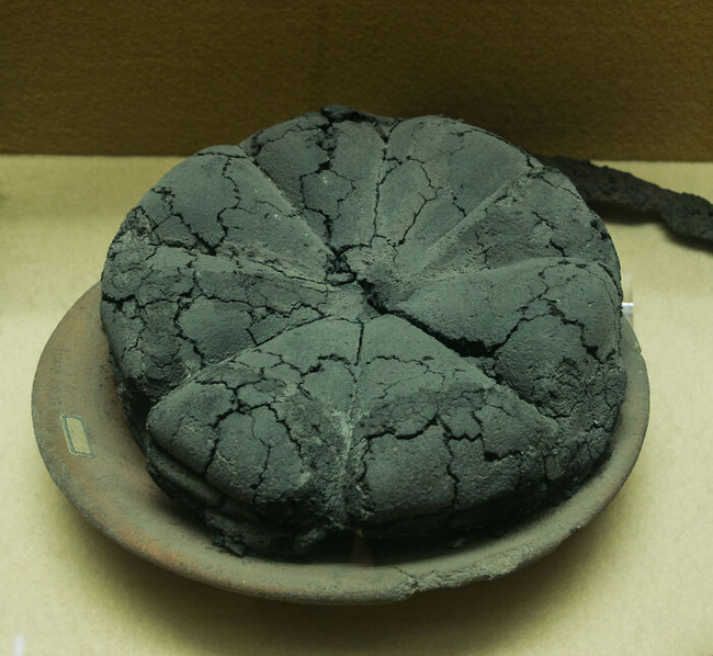 Ancient_roman_bread_Pompeii_Museum_Boscoreale-67fe0f92d00ab__700