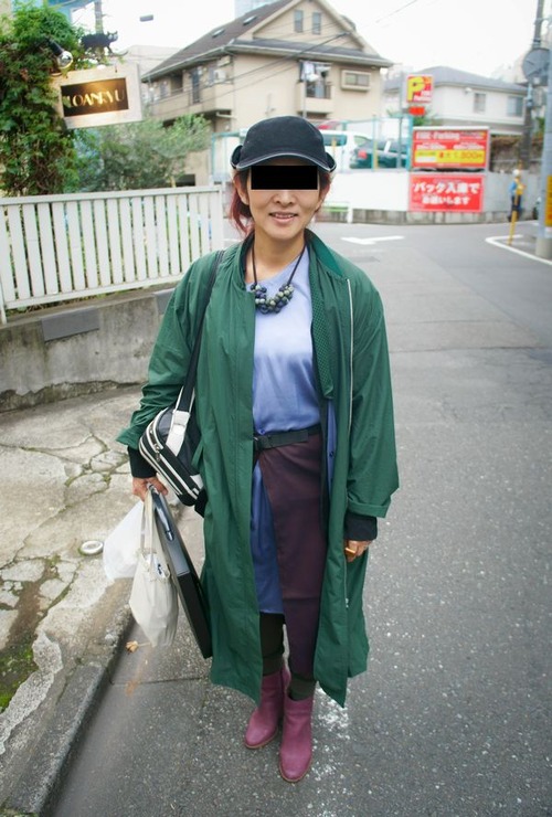 02 - SHE DRESSES BETTER THAN ME