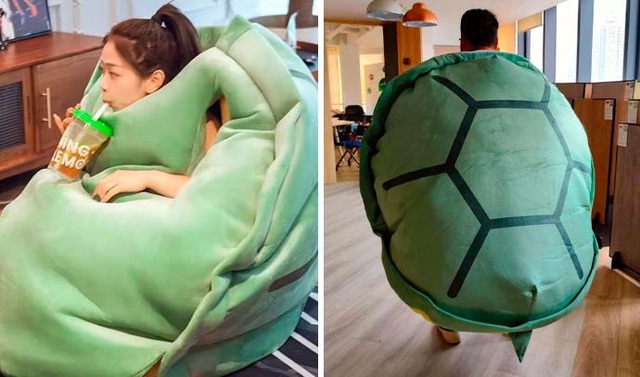 68d50deb45578_hilarious-crocheted-door-stoppers-2__700