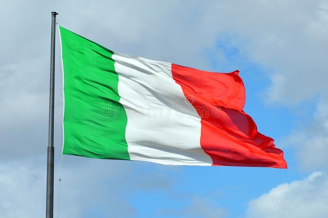 italian-national-flag-italy-railway-station-florence-116810156