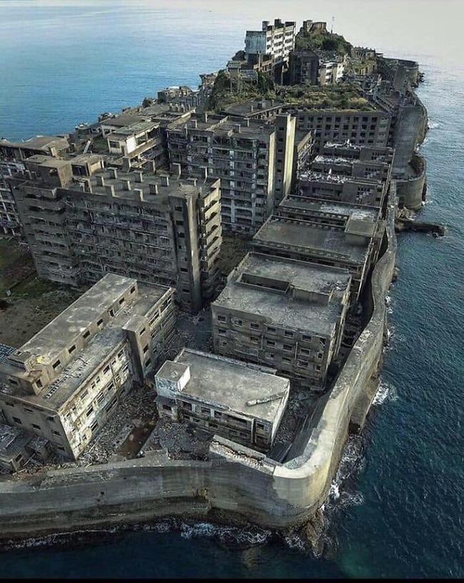 interesting-old-abandoned-houses-pictures-7-64f81dd317bf8__700
