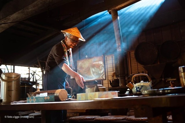 preparing-tea-in-tateba-tea-hous