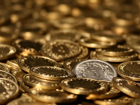 beautiful_golden_coin_desktop_wallpaper