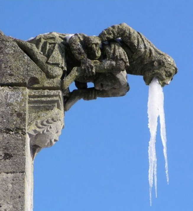 gargoyle-statues-vomiting-ice-6-5e0088ef283ae__700