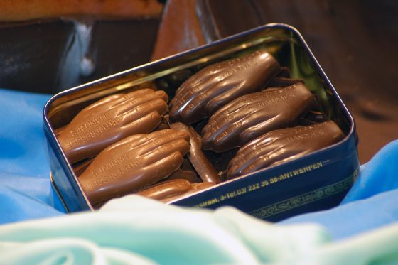hand_choco-560x373