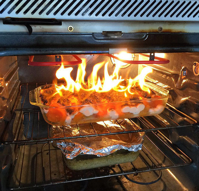 unfortunate-thanksgiving-fails-31-65574f78d8830__700