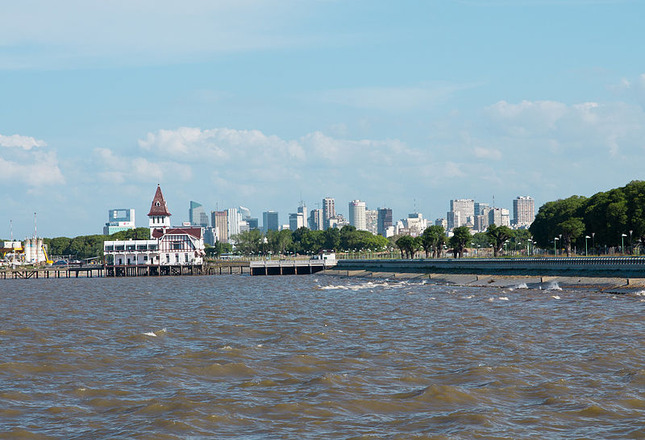 800px-BA-skyline-from-Rio-de-la-Plata-pier