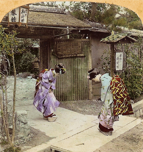 Japanese-women-bowing