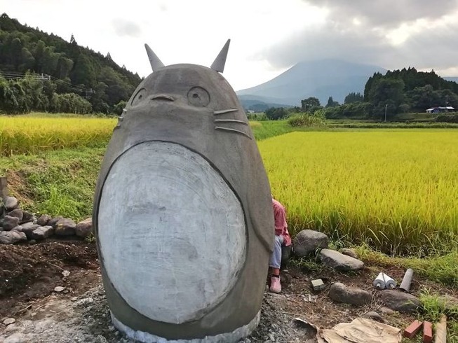 totoro-bus-stop-real-life-japan-13-5e5e0fc2247c4__700