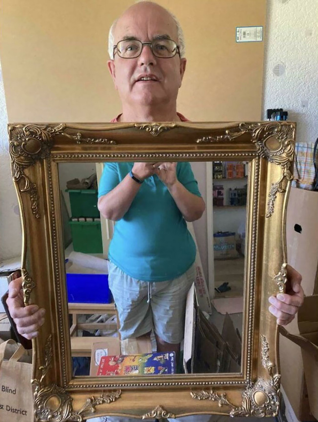 funny-people-selling-mirrors-4-624c0100acbb7__700