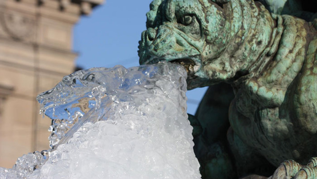 gargoyle-statues-vomiting-ice-11-5e0088fa123e1__700