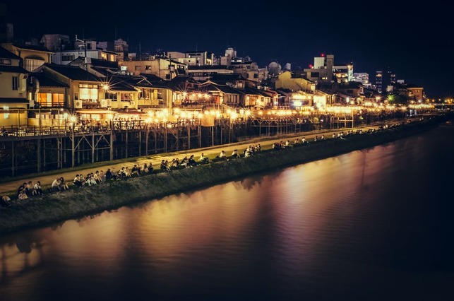 an-evening-at-the-riverbanks-of-the-kamo-gawa