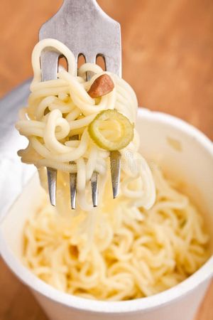 ramen-noodles-fork-38314633