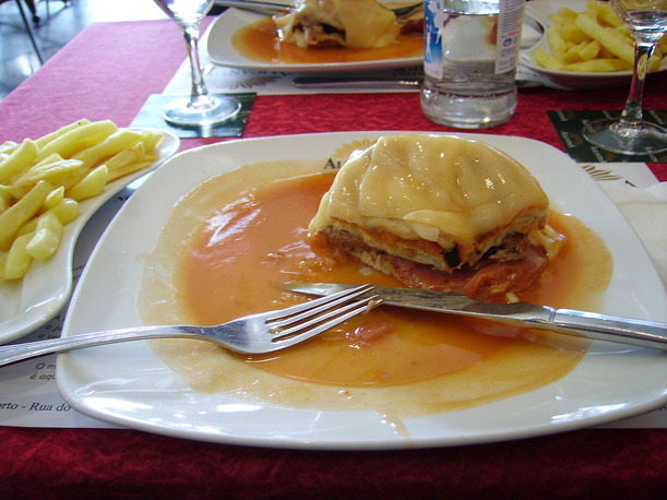 1280px-A_Francesinha_(5401346513)