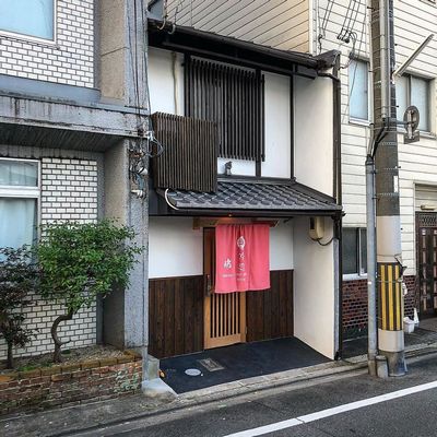 Man-still-enamoured-by-Kyotos-Small-Buildings-5be94221aec3d__880
