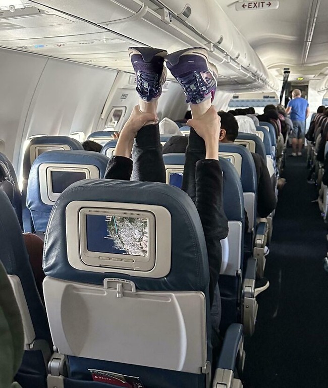 67446e1d87c53_annoying-plane-passengers