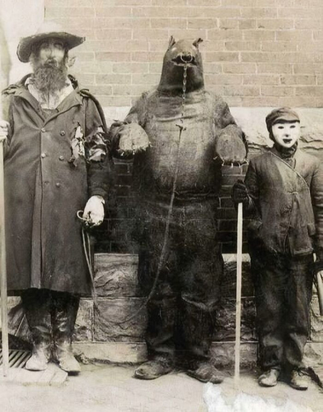 68f8cf2bccdbd_creepy-vintage-hal