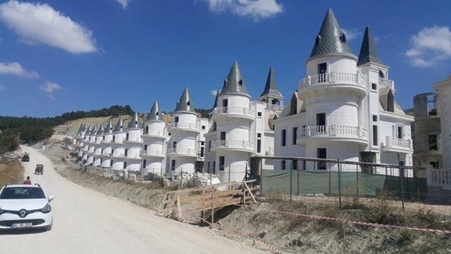 turkey-abandoned-villas-disney-castles-5c40203c1cd72__700