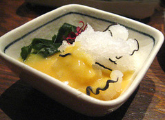 鯨のおばけ 酢みそ添え。イルカ肉もある。