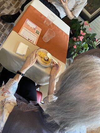 食べている
