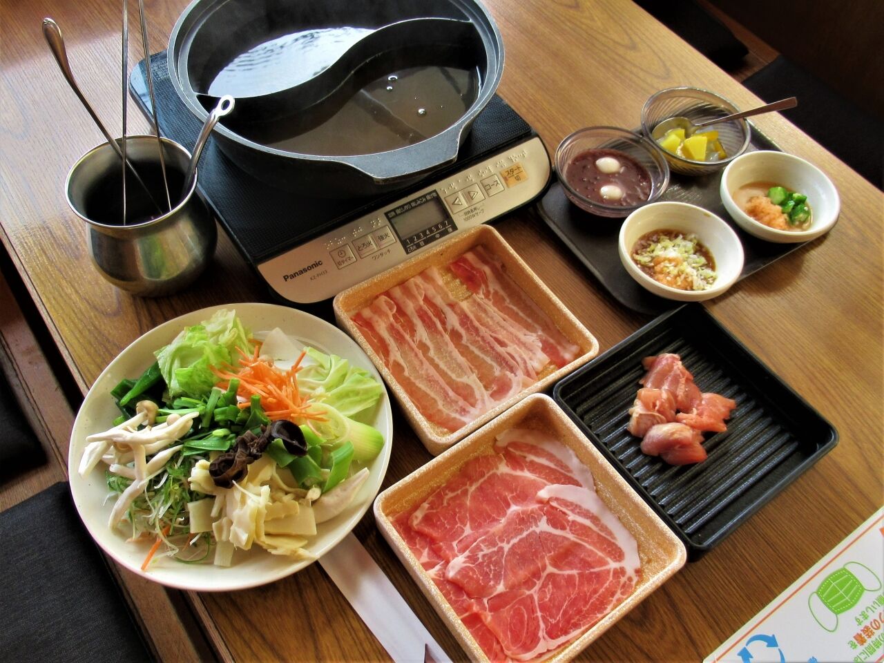 「しゃぶ葉」のアルバイトが廃棄予定の食材を使用した問題行動。運営会社が謝罪と状況説明の動画公開。