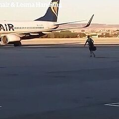 飛行機出発直前に乗り遅れた男性、息をのむ事故の瞬間を捉えた衝撃映像公開！