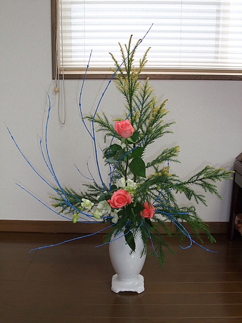 クリスマスのいけばな 白冠杉 バラ ピンク 青ペイント柳 かしの木のたわごと