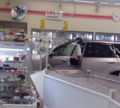 セブンイレブン東大阪柏田本町店に自動車が突っ込む！　衝撃の店内　投稿画像あり　1人死亡、79歳の高齢運転「アクセルとブレーキ踏み間違えた」