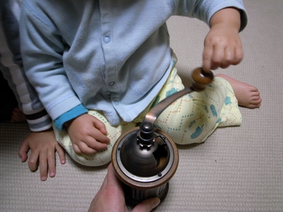 女の子座り 雨の日にはクルマをみがいて