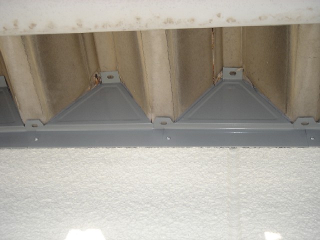 軒先面戸の取換えです 屋根屋さんのほ ん と