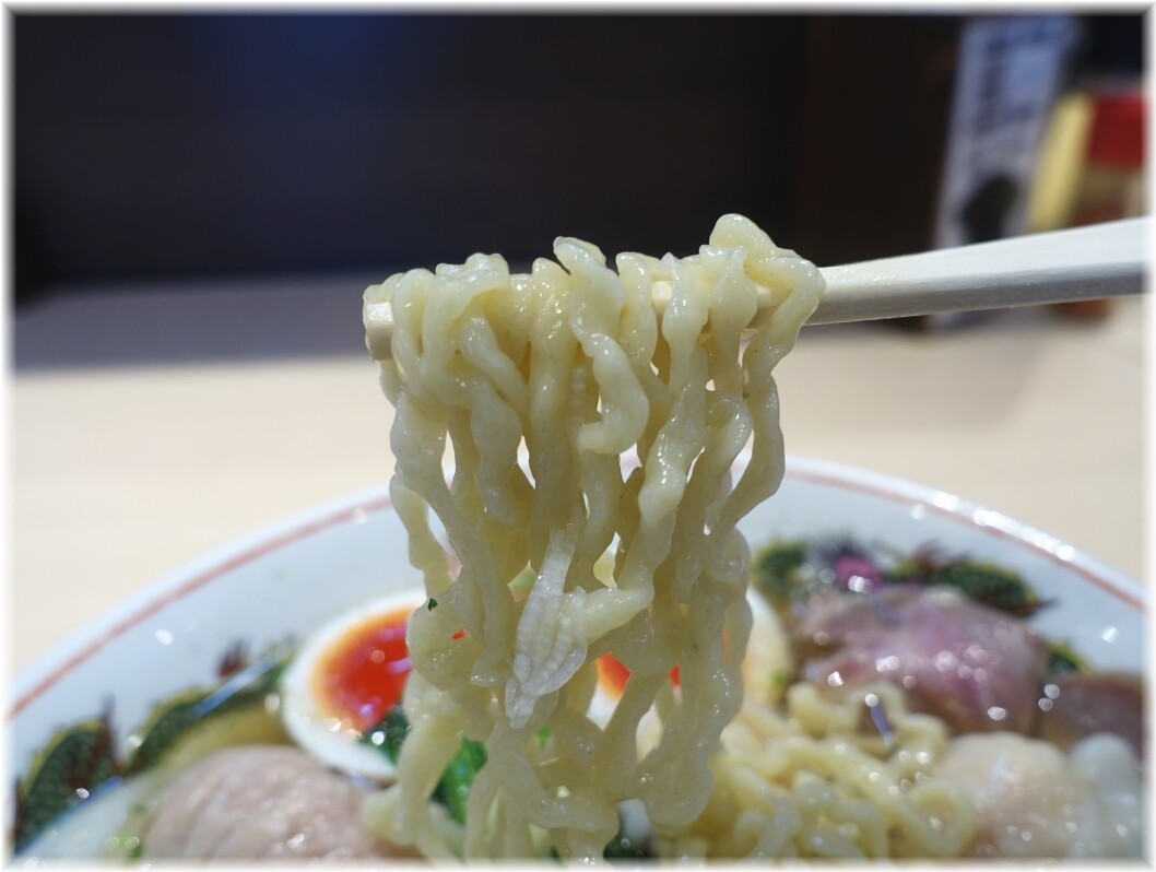 キング製麺 全部入りワンタン麺(山椒)の麺