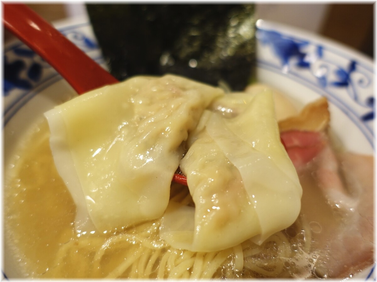 貝出汁らぁ麺虎武 特製貝出汁潮らぁ麺の貝ワンタン