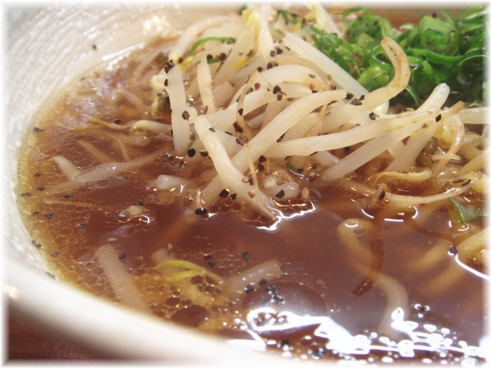 本家博多担々麺RON 鶏ガラ醤油ソバのスープ