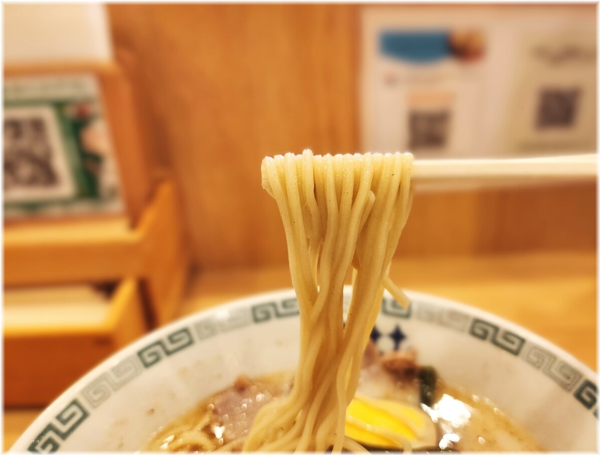 桂花ラーメン新橋虎ノ門店2 うまだし豚骨塩ラーメンの麺