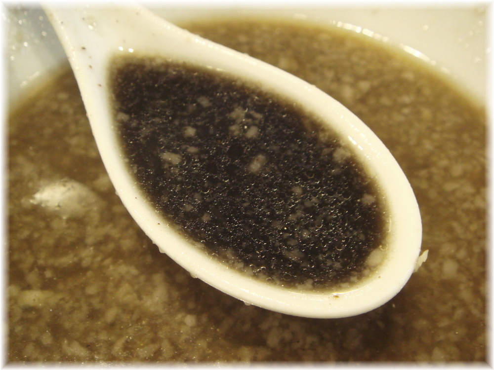 麺屋航 目黒ブラック煮干しそばのスープ
