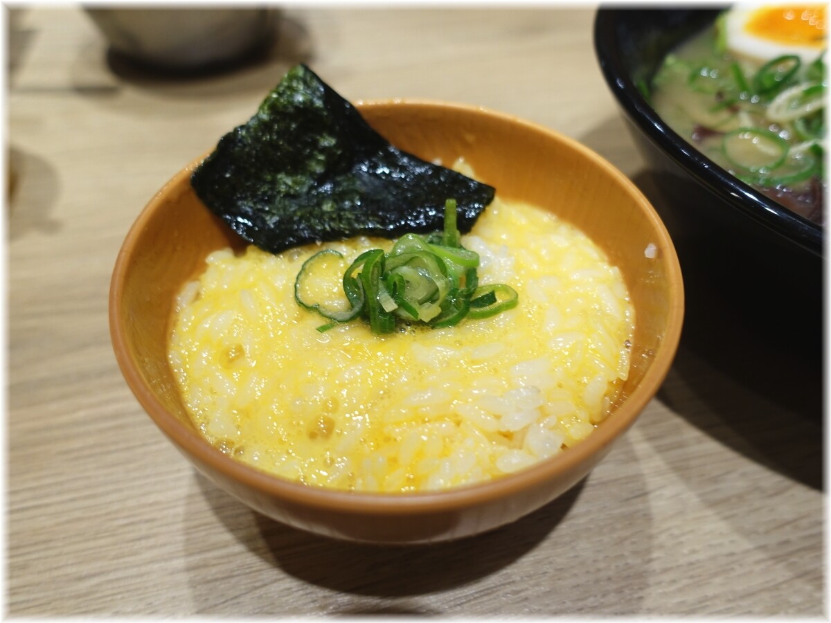 俺式純 朝ラータイムのサービス半ライスと生卵2