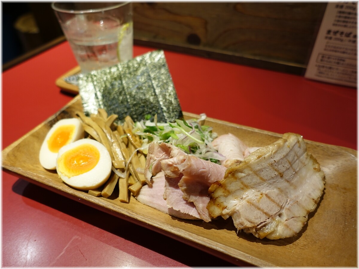 らーめんえにし デラックス盛りおつまみ盛り合わせ
