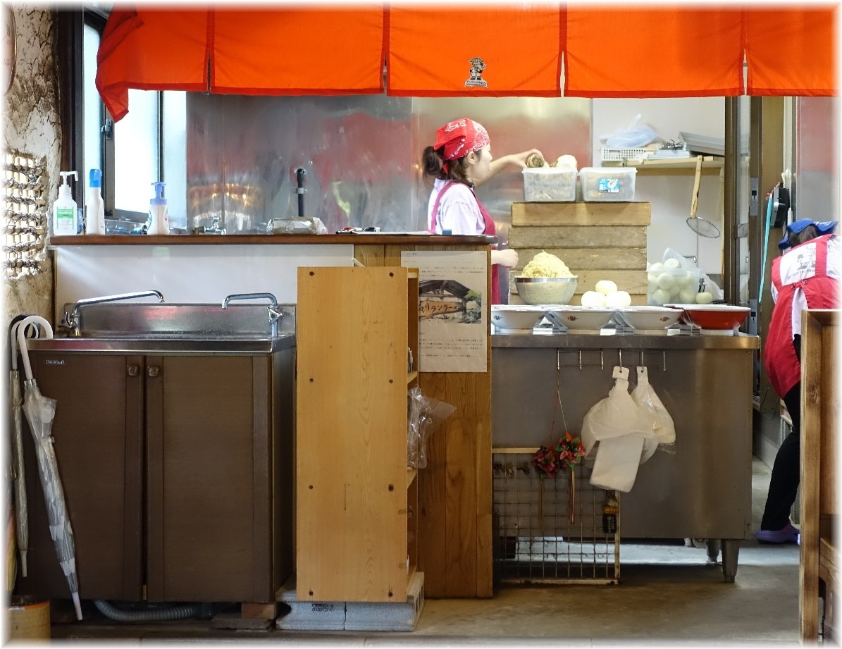 らーめん八平 店内