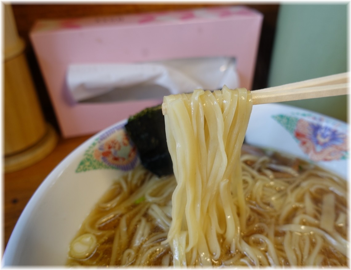 一色 醤油ラーメンの麺