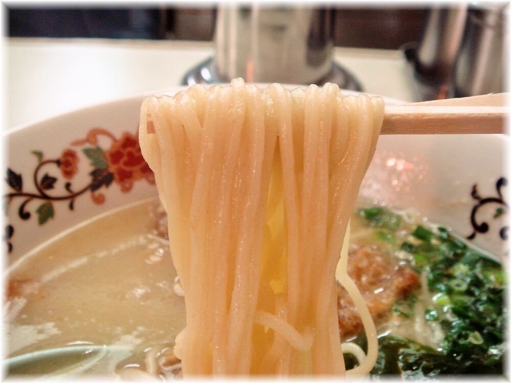 餃子会館 とんかつラーメンの麺