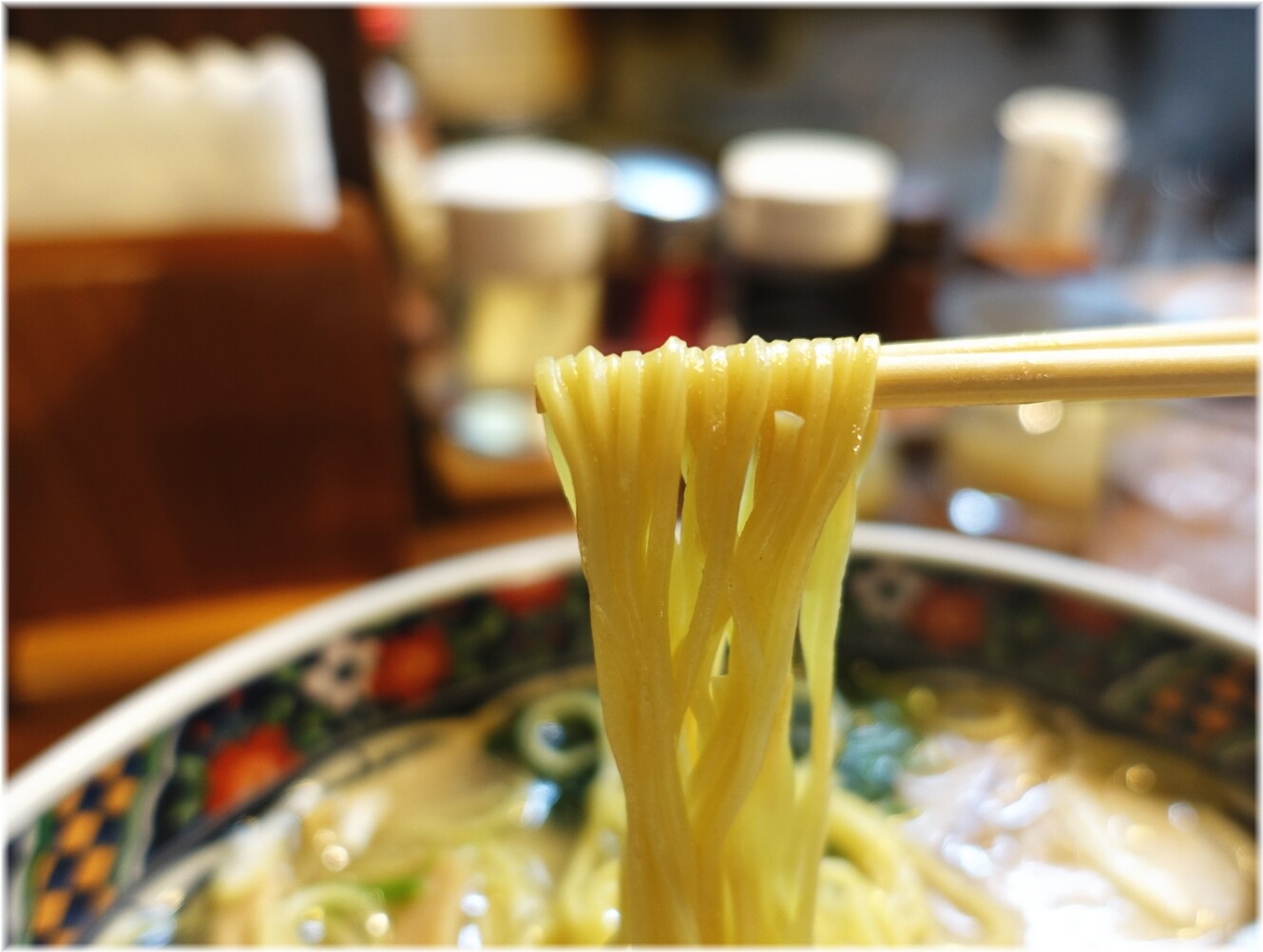 船見坂 塩そば味付玉子入りの麺