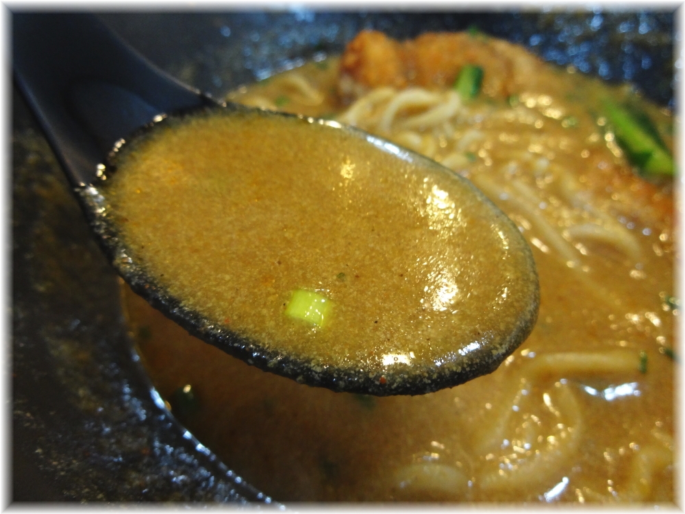 高円寺シンヤラーメン　バラカツ伽辣麺のスープ