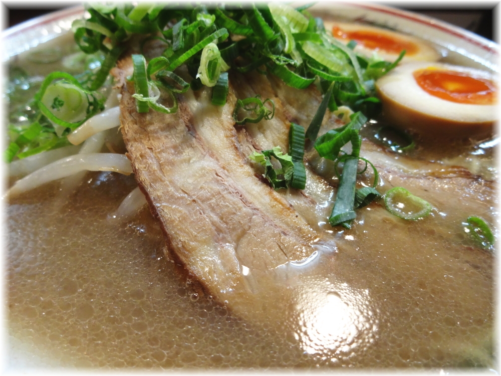 希望軒 とんこつ味玉入りのスープ