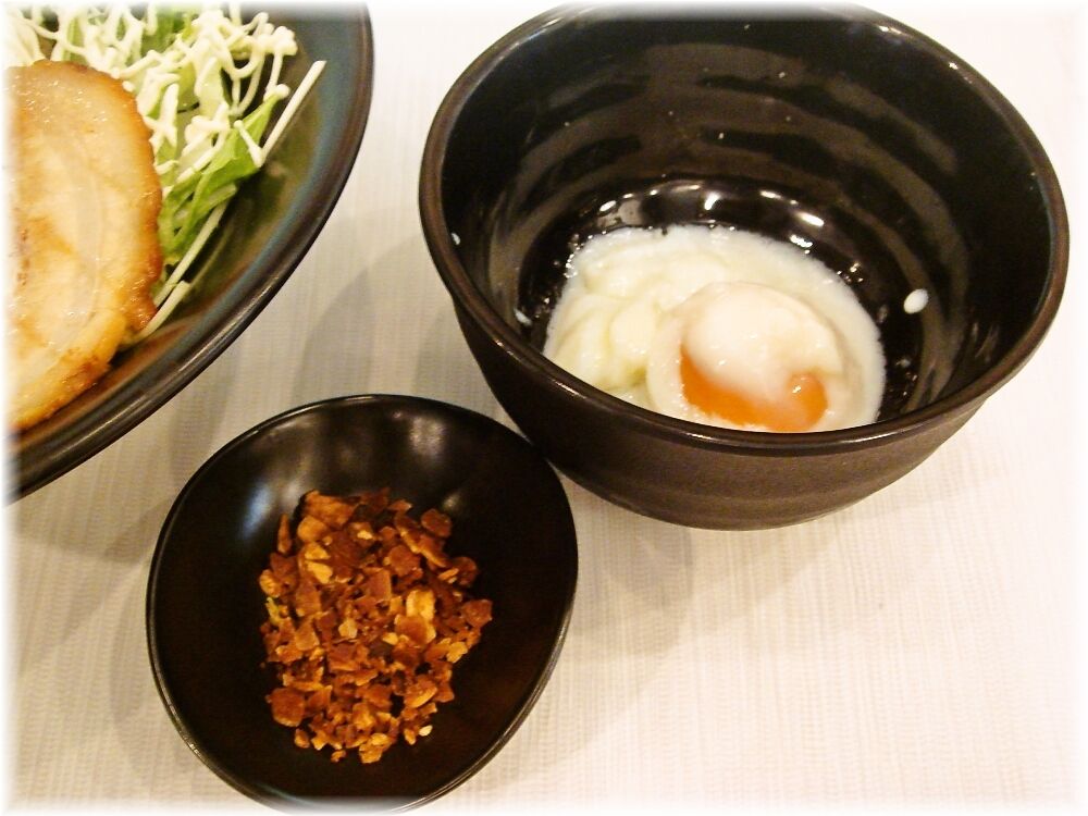 虎心房 汁ナシ温麺の温玉とガーリックチップ