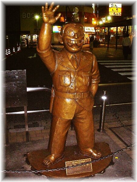 亀有駅前の両さん像