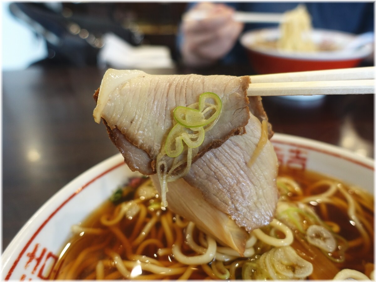まるかいらーめん 醤油らーめん中のチャーシュー