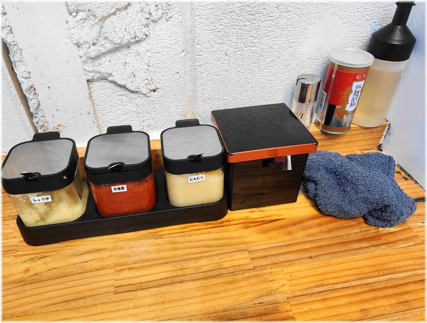 見田家 卓上の調味料等