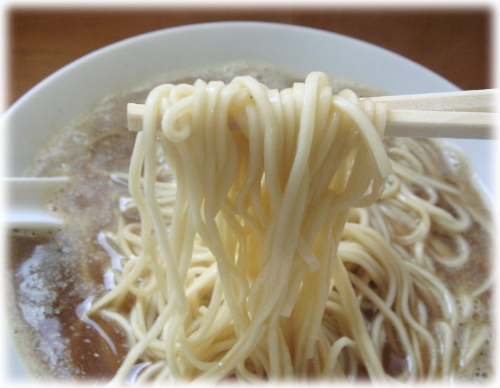 中華そば 伊藤 中華そば(大盛り・つゆ増し)の麺