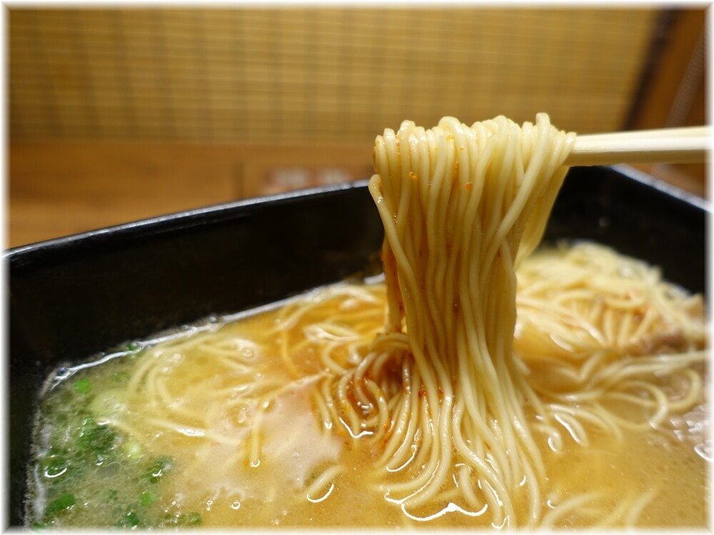 100%とんこつ不使用ラーメン専門店 一蘭 ラーメンの麺